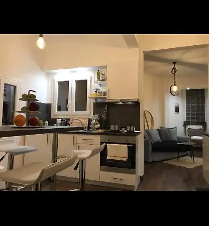 Central Flat ,mitropoleos St. *